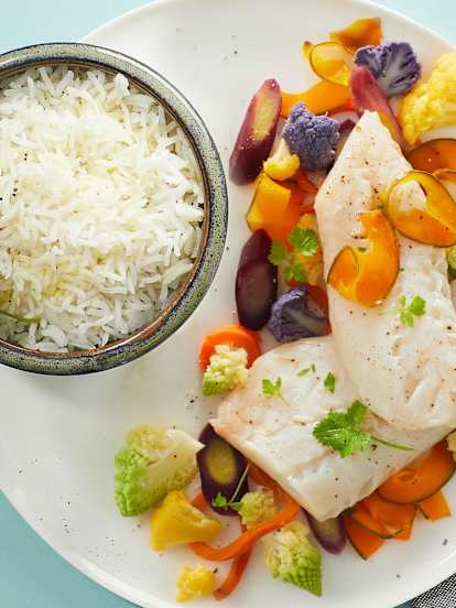 Peixe ao vapor com arroz e legumes
