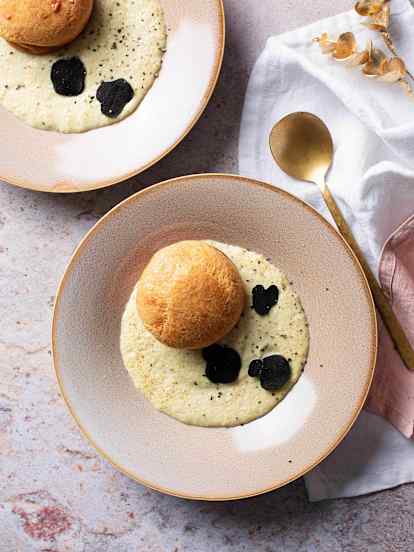 Soufflé de parmesano con fondue de puerros y trufa