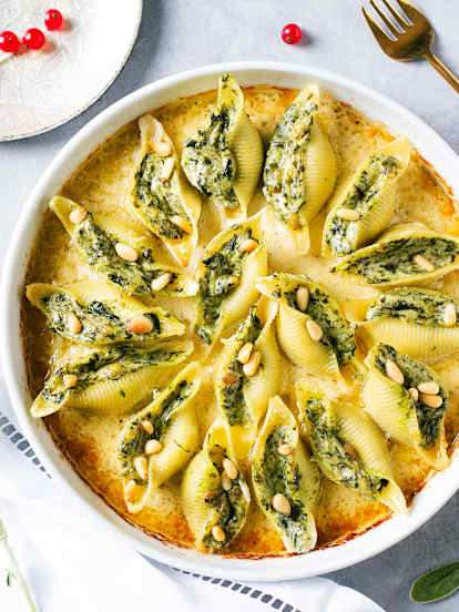 Conchas de pasta rellenas con queso crema y espinacas