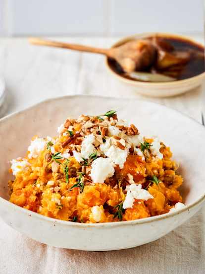Zoete Aardappelpuree met Linzen, Feta en Balsamico-Uiensaus