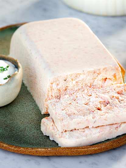 Mousse de salmón con salsa de yogur