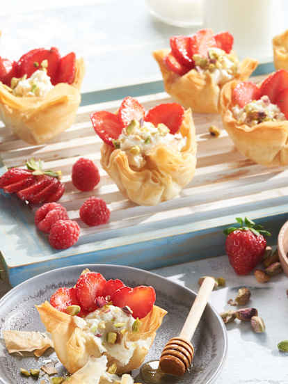 Tartaletas de filo con fresas y queso de cabra