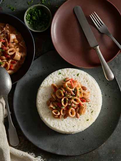 Guisado de lulas e feijão com arroz