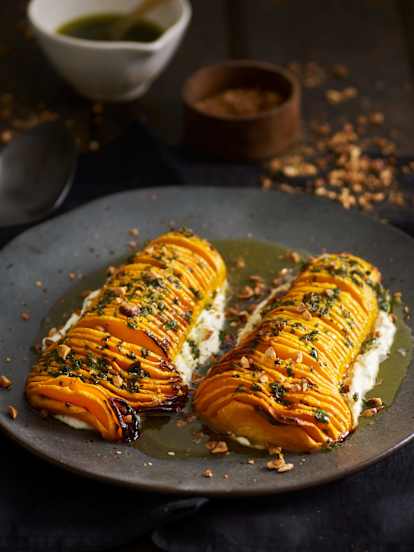 Abóbora assada com creme de hortelã e azeite de ervas aromáticas e avelã