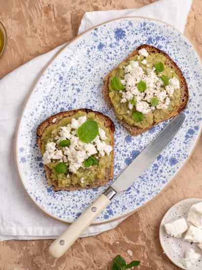 Bruschetta z pastą z bobu i serem feta