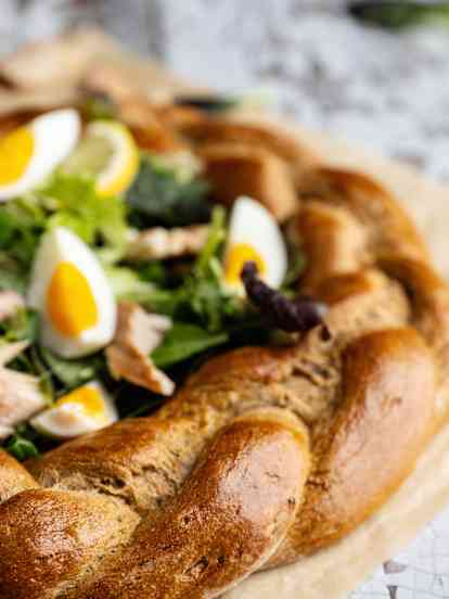 Vollkorn-Osterkranz mit geräucherter Forelle und Ei