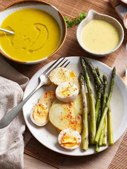 Crema de verduras, espárragos en salsa de mostaza con patatas y huevo duro