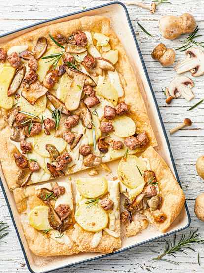 Pizza con patate, funghi porcini e salsiccia
