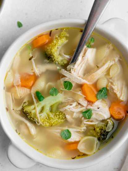 Sopa de pollo y limón asado