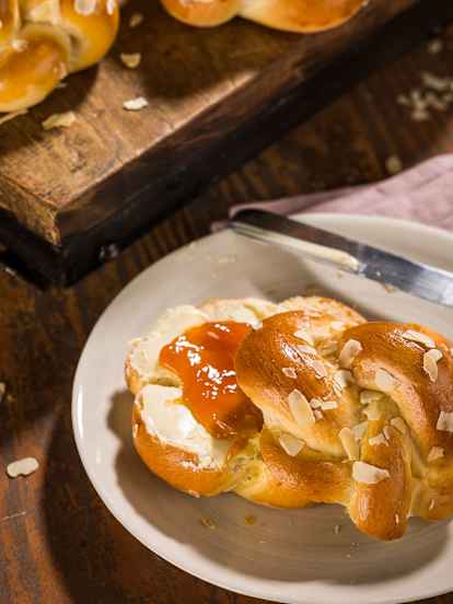 Bollitos trenzados con pasas y almendras