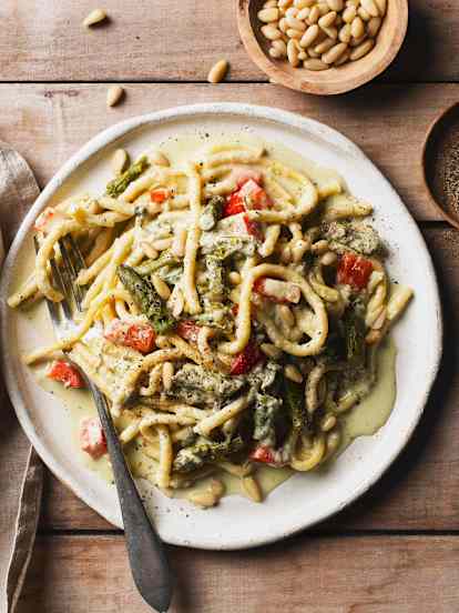 Špecle v páře se smetanovou omáčkou s medvědím česnekem a chřestem