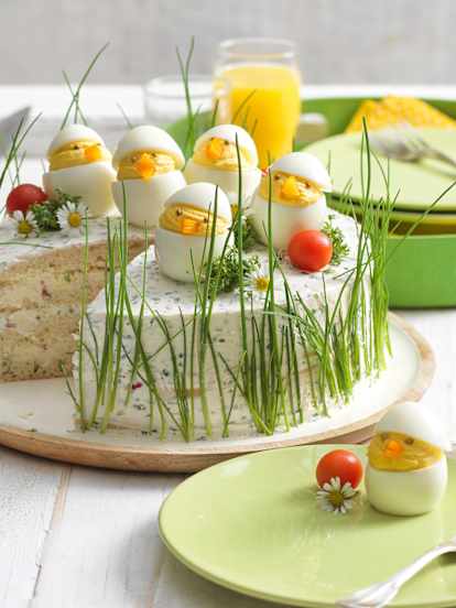 Pikante Sandwichtorte mit Ei-Küken