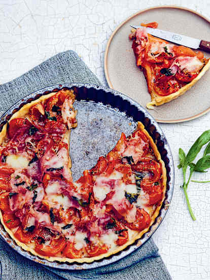 Tarte à la tomate, jambon, cantal et basilic