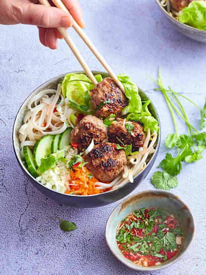 Bun cha de boulettes de porc, nouilles de riz complètes