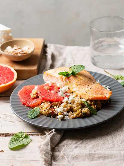 Salmone con quinoa e pompelmo