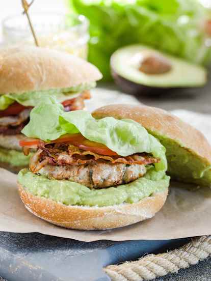 Hamburguesas de pavo, beicon y aguacate