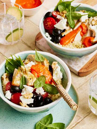 Bowl z kurczakiem, serem feta i dipem paprykowym