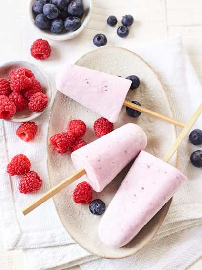 Jogurtové low carb nanuky s lesním ovocem