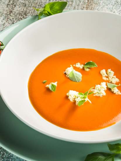 Paradeiser-Rotwein- Suppe mit Mozzarella