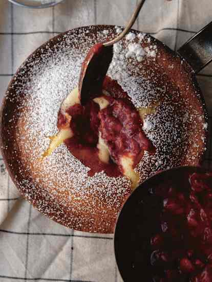 Omlet austriacki z sosem truskawkowym