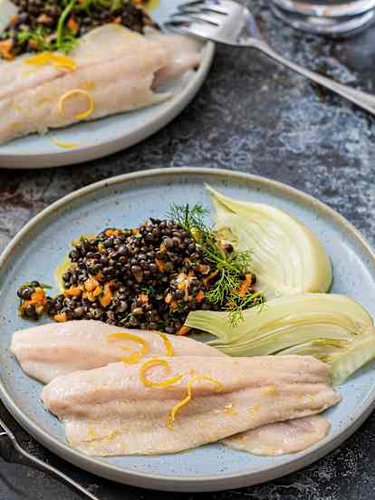 Filet de truite sur lit de lentilles Beluga, fenouil et vinaigrette aux légumes