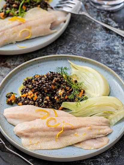 Forellenfilet auf Belugalinsen mit Fenchel und Gemüsevinaigrette