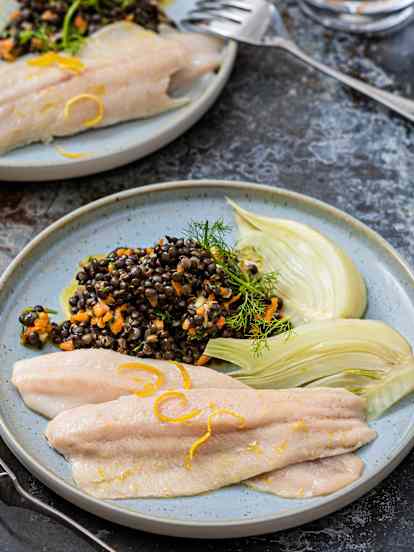 Filetti di trota su lenticchie Beluga con finocchio e vinaigrette vegetale