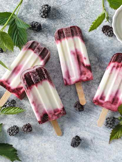 Lody jogurtowo-jeżynowe na patyku
