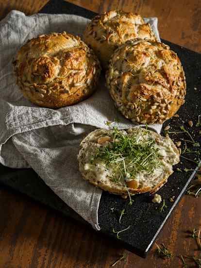 Körnerbrötchen mit Erdnüssen
