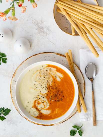 Dwukolorowa zupa-krem z białych i czerwonych warzyw