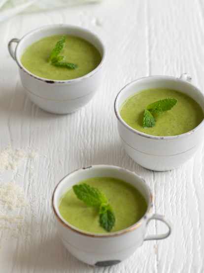 Zucchinisuppe mit Cashewkernen