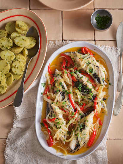 Escabeche de peixe-espada com batatinha nova e molho de mostarda