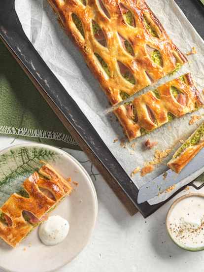 Brokkolistrudel mit Schinken und Käse