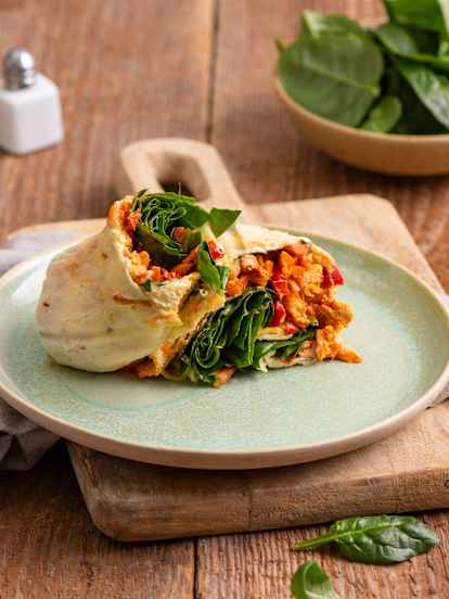 Wrap z serka wiejskiego z kurczakiem i warzywami (low carb)