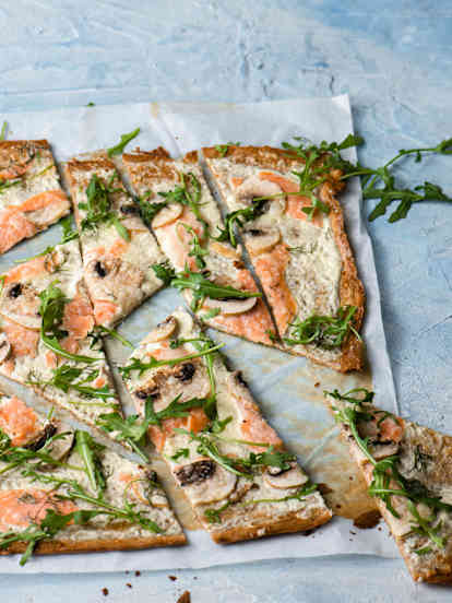 Pizza alsaciana con salmón, champiñón y rúcula