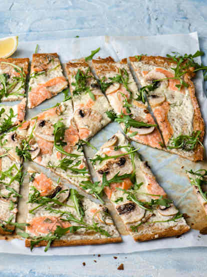 Flammekueche aux graines de lin avec saumon, champignons et salade de roquette