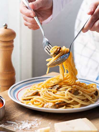 Espaguetis a la carbonara con mejillones