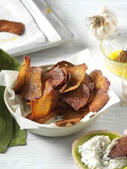 Brotchips mit Knoblauchmarinade