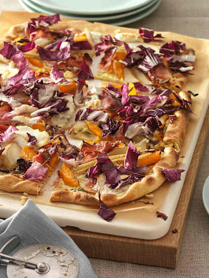 Flammkuchen mit Kürbis, Birne und Schinken