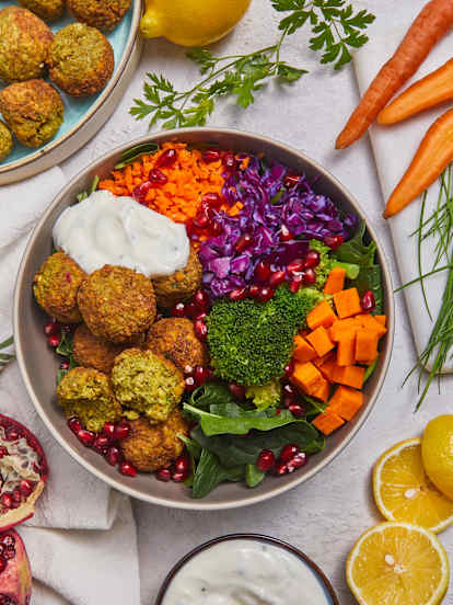 Proteinowy bowl z falafelami i granatem