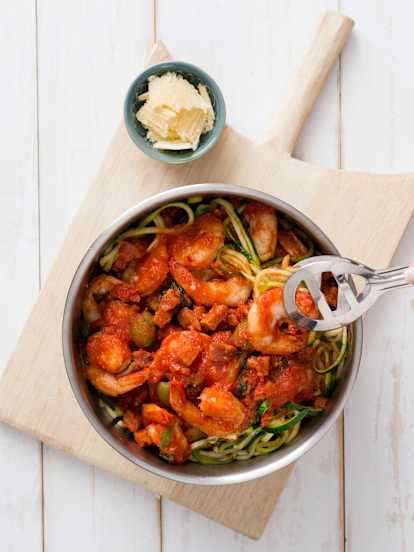 Σπαγγέτι από κολοκυθάκια με γαρίδες και καυτερή κόκκινη σάλτσα arrabiata