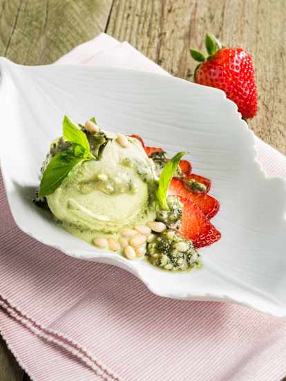 Basilikumeis mit Erdbeercarpaccio und süßem Pesto