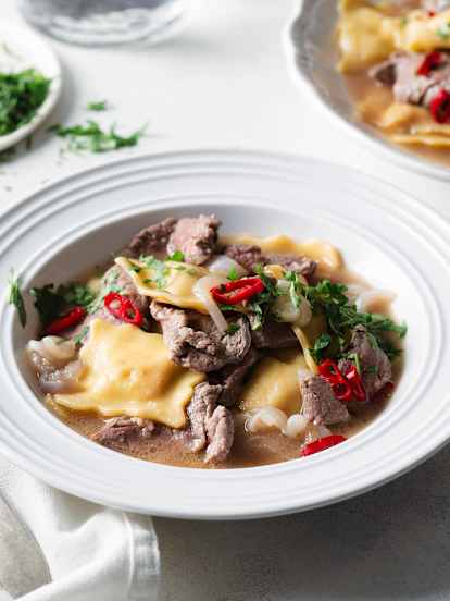 Ravioli con carne en caldo