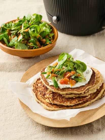 Hartige haver-zuurdesempannenkoekjes met roomkaas en salade