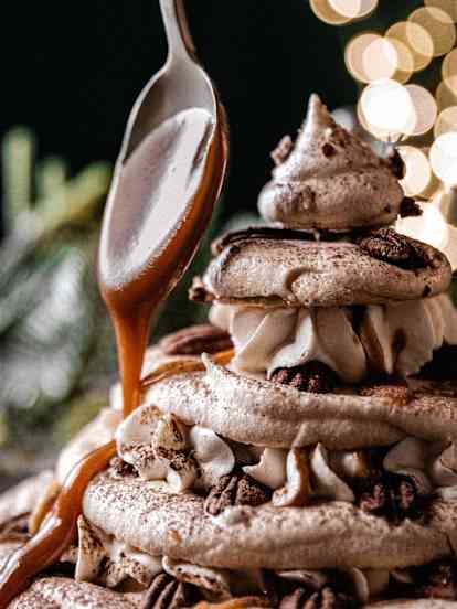 Pavlova au chocolat, caramel et noix de pécan en forme de sapin