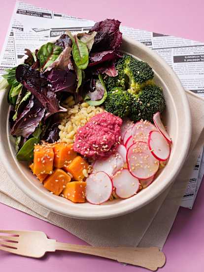 Bol de trigo tierno, verduras y hummus de remolacha