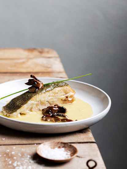 Rodaballo con salsa de sidra y boletus