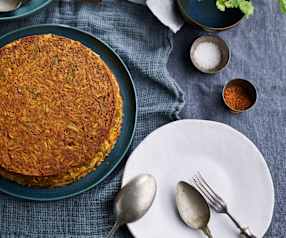 Arroz com carne picada, feijão-verde e especiarias