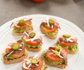 Tosta de guacamole con anchoas