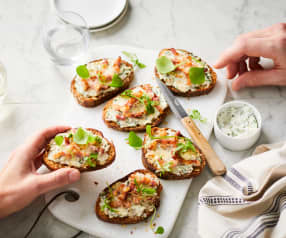 Tartines aux comté, parmesan, lardons et roquette